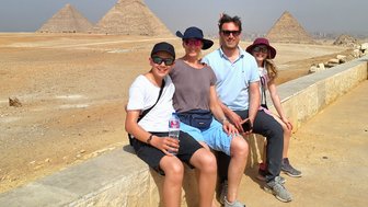 Familie erkundet die Pyramiden von Gizeh in Kairo – Ägypten Reise mit Kindern