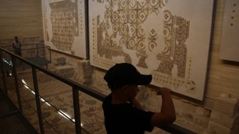 zwei Gemälde mit Mosaiken auf dem Berg Nebo - Jordanien mit Kindern