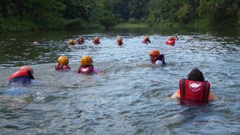 Kinder schwimmen im Fluss nach dem Rafting-Abenteuer in Kitulgala – Sri Lanka Familienreise
