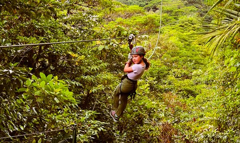 Mädchen gleitet lachend an einer Zipline durch den Dschungel bei einer Canopy-Tour – Costa Rica Familienreise