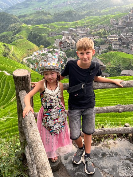 Begegnung zwischen einem einheimischen Mädchen und einem Jungen in den Longsheng-Reisterrassen – China mit Kindern