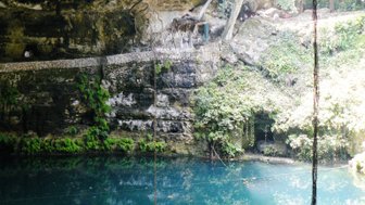 Tropfsteinhöhle mit smaragdgrünem Wasser im Herzen von Valladolid – Mexiko Familienreise