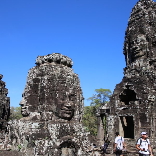 Detaillierte Steinarchitektur an einem Tempel – Kambodscha mit Kindern
