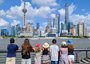 Kinder schauen auf Skyline des Pudong Viertels - China for family - China mit Kindern