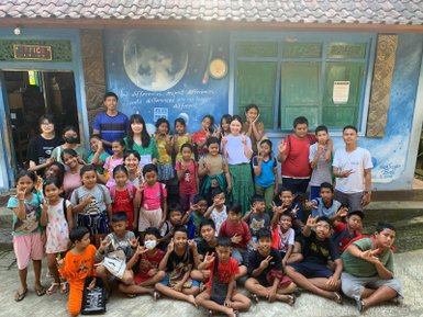 Kinder und Betreuer posieren für ein großes Gruppenfoto – Bali Reise mit Kindern