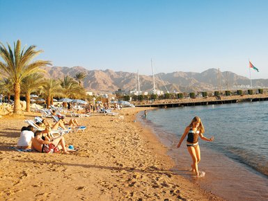 Liegen und Strandabschnitt im Mövenpick Resort Aqaba - Jordanien Familienurlaub