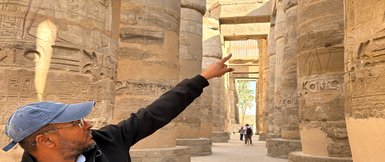 Reiseleiter erklärt die Geschichte der Säulen im Karnak-Tempel – Ägypten Reise mit Kindern