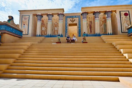 Familie erkundet gemeinsam die Atlas Film Studios in Marokko – Marokko mit Kindern