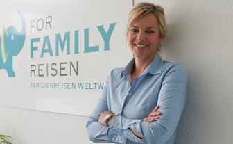 Geschäftsführerin Nadja Albrecht im Büro von For Family Reisen