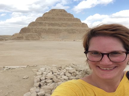 Eine Frau macht ein Selfie vor der Stufenpyramide von Sakkara – Ägypten Reise mit Kindern