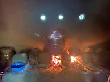 Kochtopf steht über offenem Feuer auf einem Bauernhof – Sri Lanka Reise mit Kindern