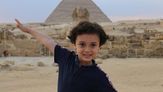 Junge bei den Pyramiden von Gizeh in Kairo - Ägypten Reise mit Kindern