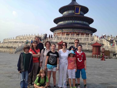 Eine fröhliche Reisegruppe macht Erinnerungsfotos vor dem eindrucksvollen Himmelstempel in Peking – China Reise mit Kindern