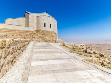 Außenansicht Kathedrale auf dem Berg Nebo - Jordanien mit Kindern