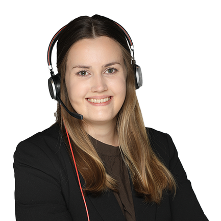 Eine lächelnde Frau mit langen Haaren trägt ein Headset und einen schwarzen Blazer, bereit für ein Gespräch.