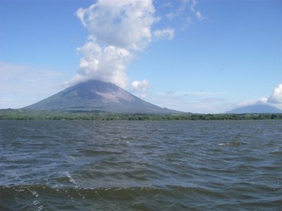 Vulkan erhebt sich unter strahlend blauem Himmel – Nicaragua Reise mit Kindern