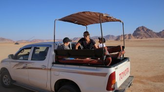 Touristen im Jeep - Jordanien mit Kindern