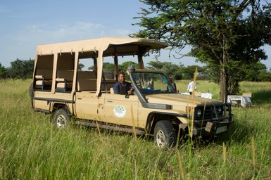 Safari-Guide steuert das Safarijeep durch das Grumeti-Gebiet – Tansania mit Kindern