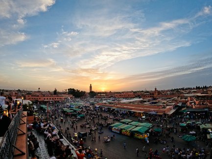 Abendlicht auf dem Djemaa el Fna mit geschäftigem Treiben – Marokko Familienreise