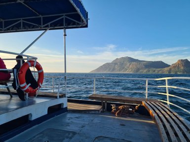 Ausflugsboot auf der Hout Bay vor der Küste – Südafrika mit Kindern