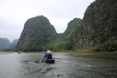 Touristen entdecken die Halong-Bucht bei einer Bootstour – Vietnam mit Kindern