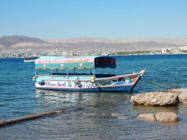 Boot im Wasser - Jordanien Reise mit Kindern