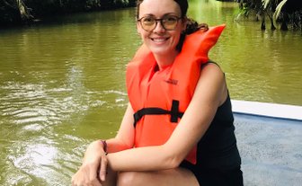 Frau genießt eine Bootstour bei der Mawamba Lodge im Tortuguero Nationalpark – Costa Rica Reise mit Kindern