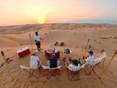 Familie genießt Picknick in der Wahiba-Wüste – Oman Reise mit Kindern