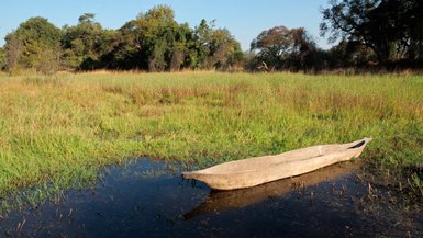 Ein traditionelles Holzboot schwimmt im Wasser - Namibia Familienurlaub