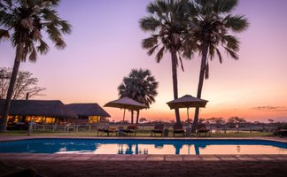 Pool Onguma Bush Camp am Abend - Namibia Reise mit Kindern
