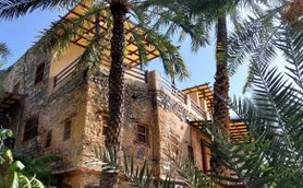 Historisches Gebäude des Misfah Old House von außen – Oman mit Kindern