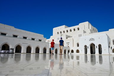Zwei Kinder stehen vor dem Royal Opera House in Muscat – Oman mit Kindern