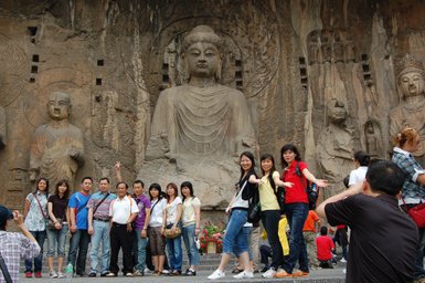Eindrucksvolle Ansicht der Longmen-Grotten mit buddhistischen Figuren – China Reise mit Kindern