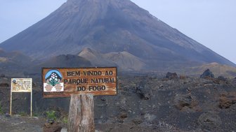Ein beeindruckender Vulkan erhebt sich majestätisch über die karge Landschaft des Parque Natural do Fogo.