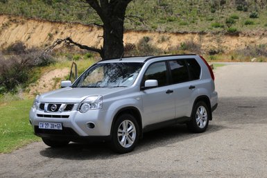 Fahrzeug im Chapman's Peak Drive mit Blick auf die beeindruckende Naturkulisse – Garden Route Reise mit Kindern