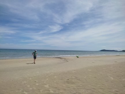 Vater mit seinem Kind am Strand des Nexus Resorts – Malaysia & Borneo Reise mit Kindern