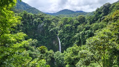 Wasserfall umgeben von üppiger Landschaft bei La Fortuna – Costa Rica Familienurlaub