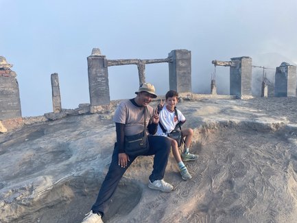 Kind erkundet zusammen mit Guide die Vulkanlandschaft am Bromo – Indonesien mit Kindern