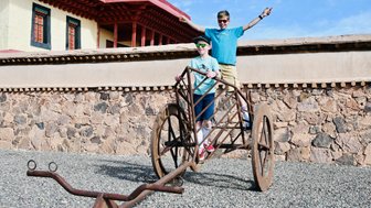 Kinder erkunden die Atlas Film Studios in Marokko – Familienurlaub in Marokko