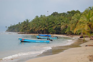 Boote treiben im klaren Wasser vor Puerto Viejo de Talamanca – Costa Rica Reise mit Kindern   ChatGPT fragen