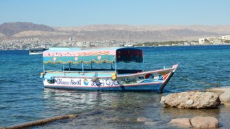 Boot im Wasser - Jordanien Reise mit Kindern
