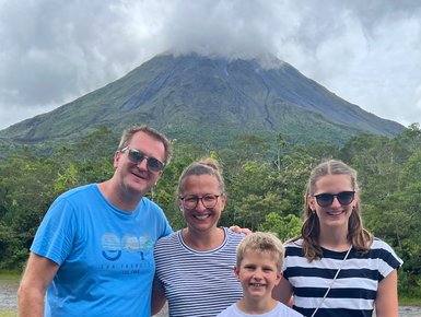 Familie lächelt vor dem Vulkan Arenal – Costa Rica Familienreise