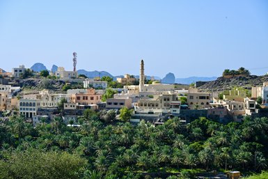 Misfat Al Abriyeen mit Stadt und Palmen im Oman – Oman Familienreise