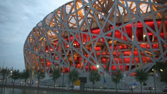 Das Nationalstadion in Peking leuchtet eindrucksvoll in der Nacht – China Reise mit Kindern