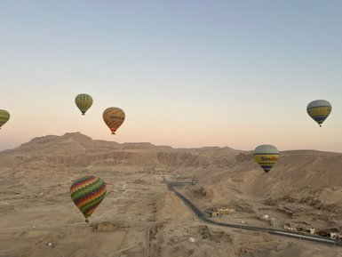 Heißluftballon schwebt über die Tempel und Felder von Luxor im Morgenlicht – Ägypten Reise mit Kindern