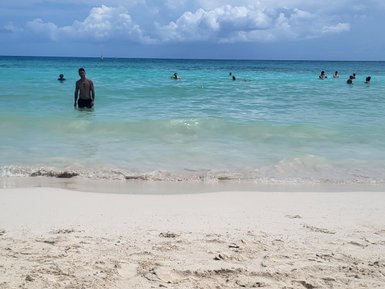 Feiner weißer Sandstrand trifft auf türkisblaues Meer in Playa del Carmen – Mexiko Familienreise