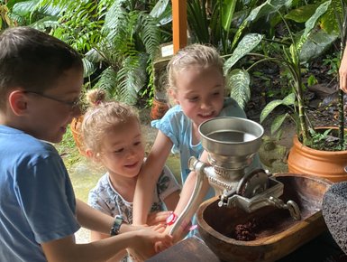 Kinder lernen die Schokoladenherstellung bei einer Tour in La Tirimbina – Costa Rica Reise mit Kindern
