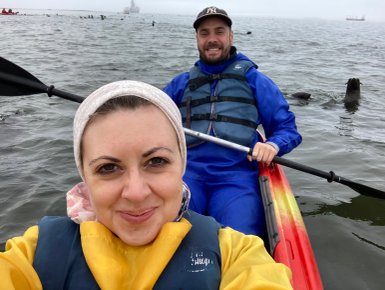 Kayakfahrer mit einer Robbe - Namibia mit Jugendlichen