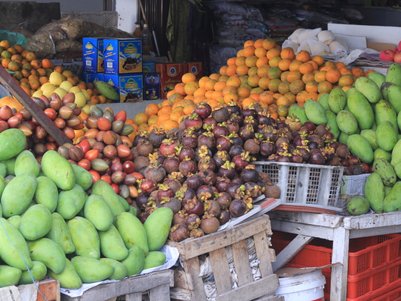 Frisches Obst auf einem lokalen Marktstand auf Sumatra – Bali mit Kindern