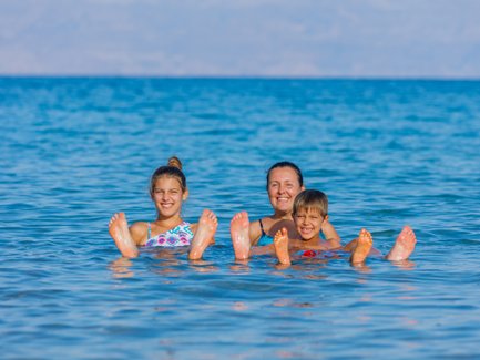 Mutter mit Kindern im Toten Meer - Jordanien Reise mit Kindern